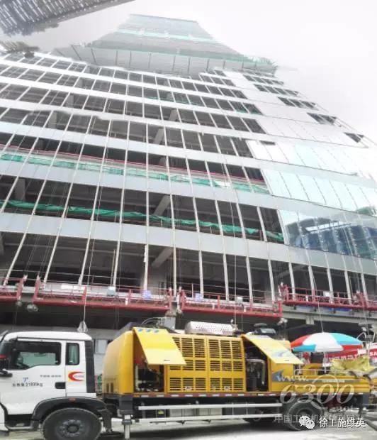 徐工超高壓車載泵在現場持續施工，對建筑體260米以上施工平臺進行混凝土澆筑