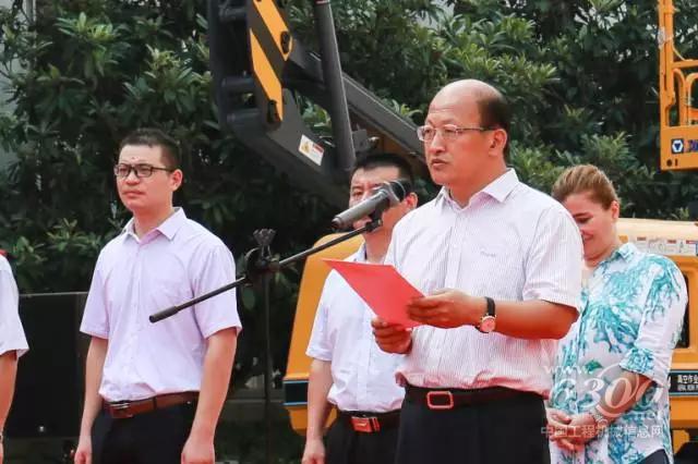 徐工機械總裁助理、徐工進出口公司總經理劉建森在交付儀式上致辭