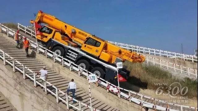 XCA60E全地面起重機正在進行60%坡道爬坡驗證