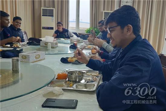 在學校食堂品嘗中國美食
