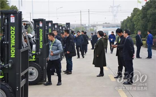 經(jīng)銷商參觀展車樣機(jī)