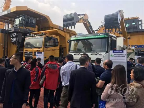 徐工重卡展出五軸全油氣懸架全地形自卸車