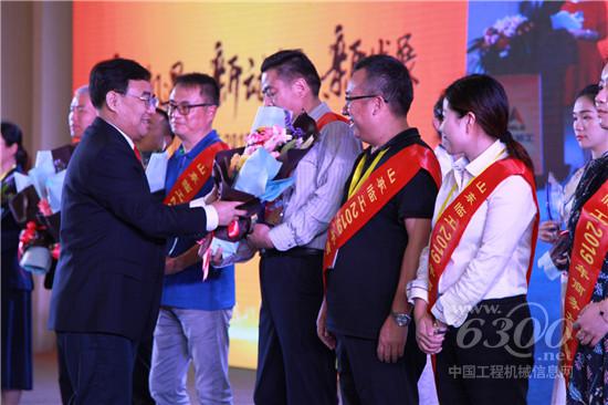 總經理文德剛為獲獎經銷商代表頒獎