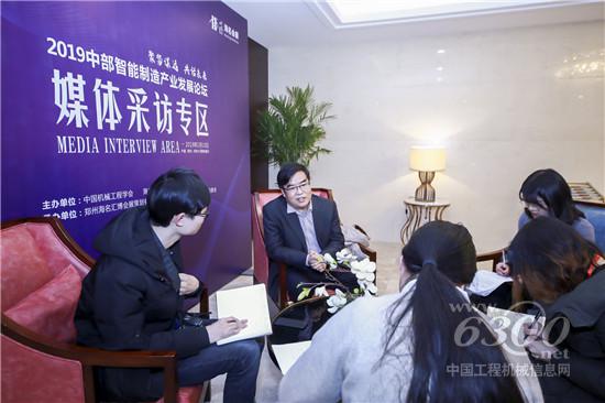 接受媒體采訪