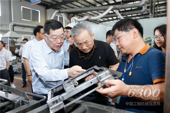 卡特彼勒全球副總裁陳其華參觀天成自控