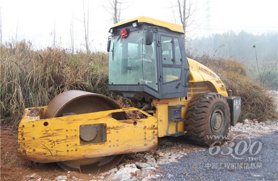 山推單鋼輪壓路機