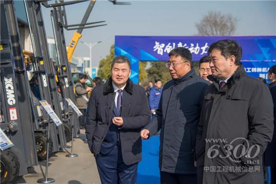 現場參觀徐工電動平衡重式叉車新品