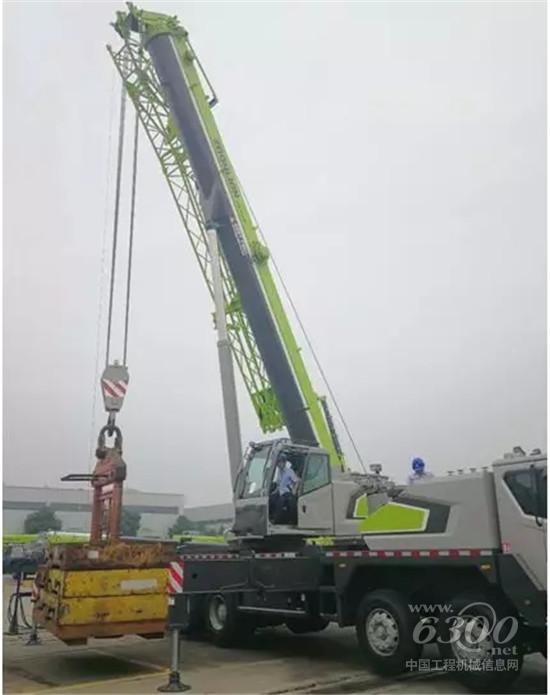 中聯重科ZTC350H552汽車起重機正在吊載試驗
