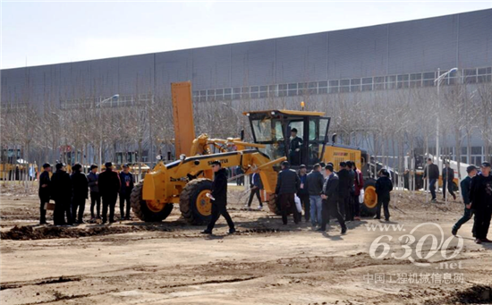 山推召開2019年全國大型道機產品推介會