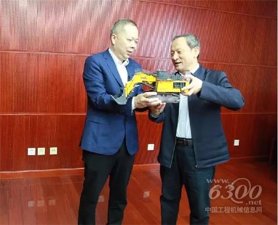 王民董事長向陳奮健董事長贈送700噸液壓挖掘機模型