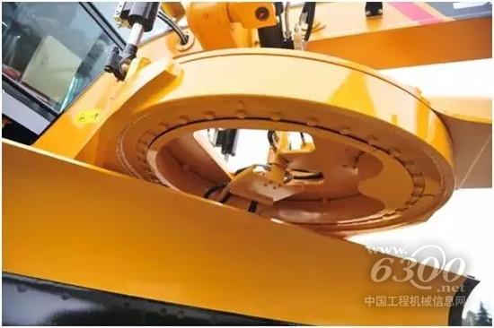 三一C8系列平地機作業裝置采用回轉支承結構 
