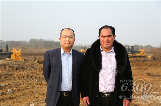 李美平與山推蘇滬片區(qū)負責(zé)人在新孟河工地上