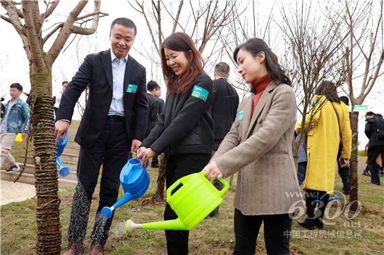 　　由汽車貿(mào)促會、法蘭克福展覽和四川省貿(mào)促會共同發(fā)起的“CAPAS未來園林公益活動”于2019年3月12日（周二）在四川省眉山市圓滿舉行。本次活動得到了四川省相關(guān)政府機構(gòu)的大力支持，眾多品牌展商、汽車行業(yè)協(xié)會代表蒞臨出席。