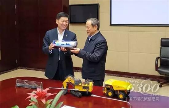 張宗言總裁向王民董事長贈送盾構機車模