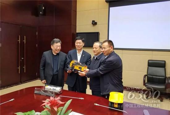 王民董事長向張宗言總裁贈送徐工成套礦用設備車模