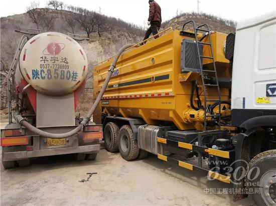 粉料撒布車XKC203助力延安老區(qū)基礎(chǔ)建設(shè)