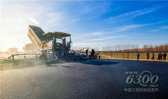 徐工RP1655進(jìn)行瀝青攤鋪?zhàn)鳂I(yè)