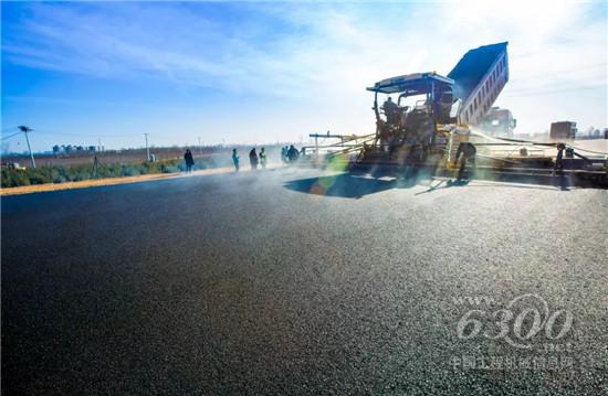 徐工RP1655攤鋪機(jī)瀝青攤鋪效果極佳