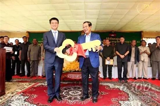 圖為盧山向洪森轉交“金鑰匙”