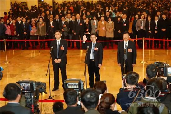 梁穩根在兩會“代表通道”答記者問