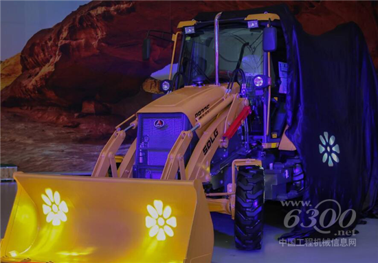 山東臨工新一代挖掘裝載機B877F在阿曼市場成功發布