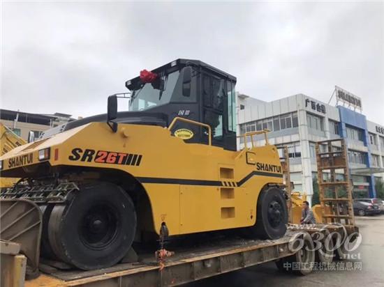 山推SR26T-3型輪胎壓路機交付客戶