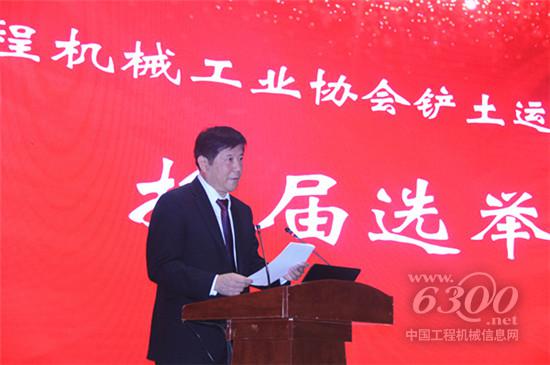 山推股份副總經(jīng)理劉春朝出席2019年鏟運機械協(xié)會年會并演講