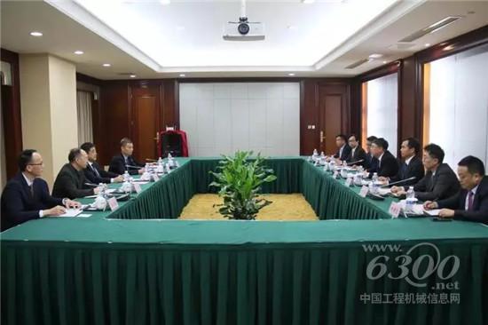 小松（中國）與海螺水泥礦山大型化鏟裝設(shè)備簽約儀式