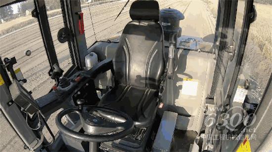 徐工無人駕駛壓路機大規模集群施工