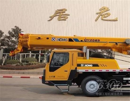　　汽車起重機作為工程施工中常用的起重機械，整天與漫天黃土、泥濘坑洼的工地打交道，作業環境惡劣，施工作業風險點較多。選擇設計源頭扎實，制造過程精準的產品，是初入行者降低投資風險的基本保證。