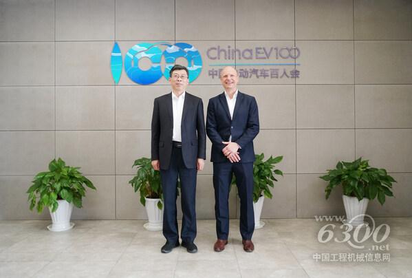 DEKRA德凱集團董事會主席兼首席執行官Stan Zurkiewicz先生與中國電動汽車百人會副理事長兼秘書長張永偉先生