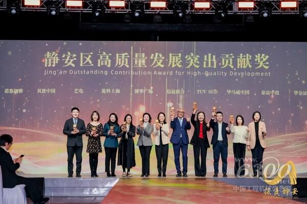 TüV南德大中華區高級副總裁孫建軍（右五）出席并領獎