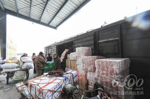1月19日，濱江物流中心工人將貨品搬運(yùn)至火車(chē)車(chē)廂內(nèi)。