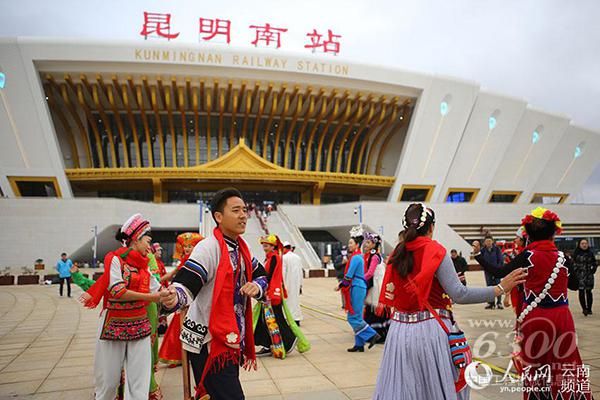 少數民族群眾載歌載舞歡慶高鐵開通