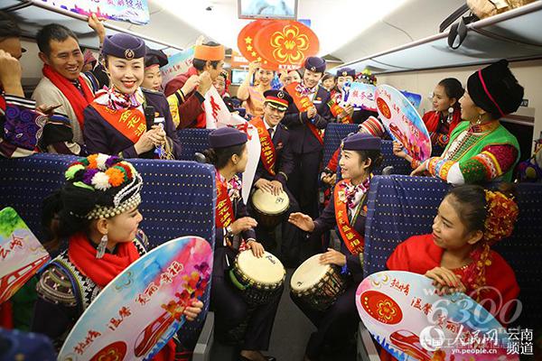 少數民族群眾與乘務員載歌載舞歡慶高鐵開通