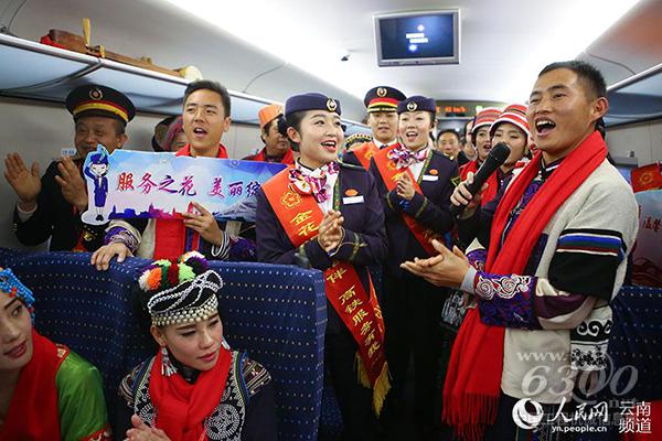 少數民族群眾與乘務員載歌載舞歡慶高鐵開通