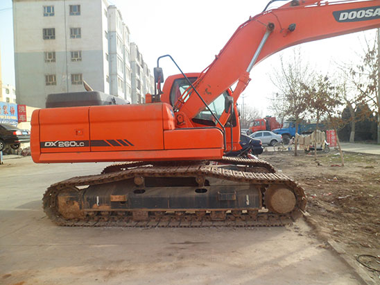 斗山DX260LC挖掘機