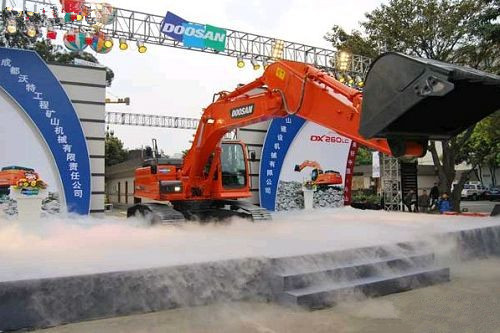 斗山DX260LC挖掘機
