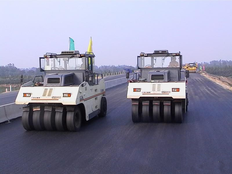 徐工XP261輪胎壓路機