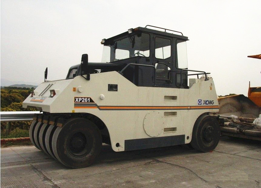 徐工XP261輪胎壓路機