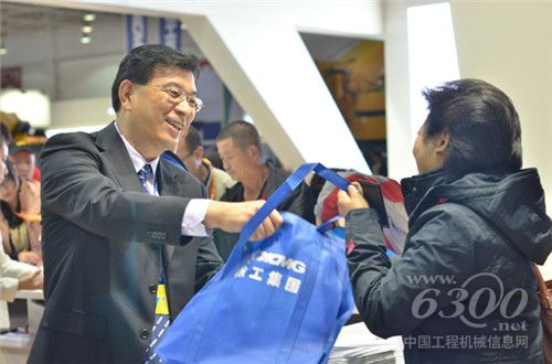 徐工多款新品登陸B(tài)ICES 2013北京展