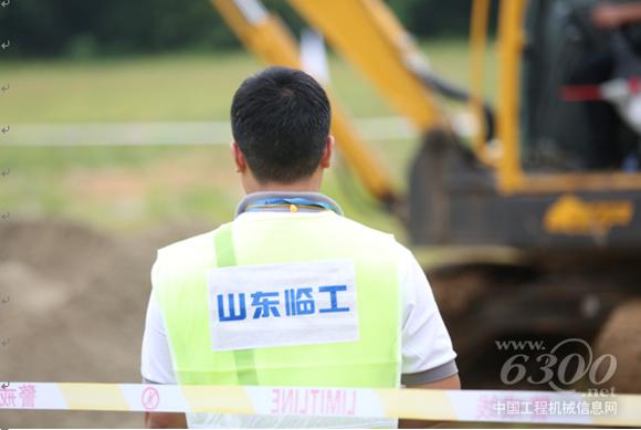 西雙版納站好司機工作人員在現場嚴謹認真的工作