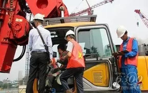 三一服務人員正在對設備進行檢查