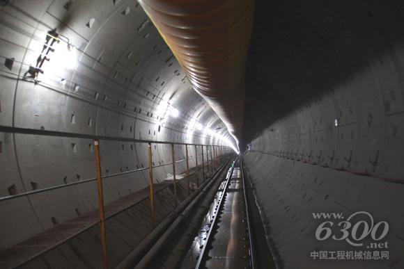 中國鐵建十八局集團隧道公司承建的青島地鐵首個TBM區間——青島地鐵2號線海安路站—海川路站區間雙線精確貫通