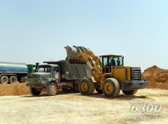 正在伊朗港口鏟裝沙土作業的<a href=http://product.d1cm.com/brand/lovol/ target=_blank>雷沃</a><a href=http://product.d1cm.com/zhuangzaiji/ target=_blank>裝載機</a>
