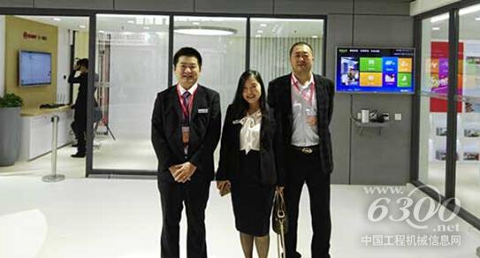 三一筑工市場總監蔣冰(中間)和合作企業長沙通球、新和創(右)代表合影