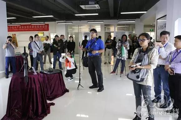 記者們聚焦湖南作為工業大省的智能成果與對接“一帶一路”的實力（<a href=http://photo.d1cm.com/ target=_blank>圖片</a>來源：星辰在線）