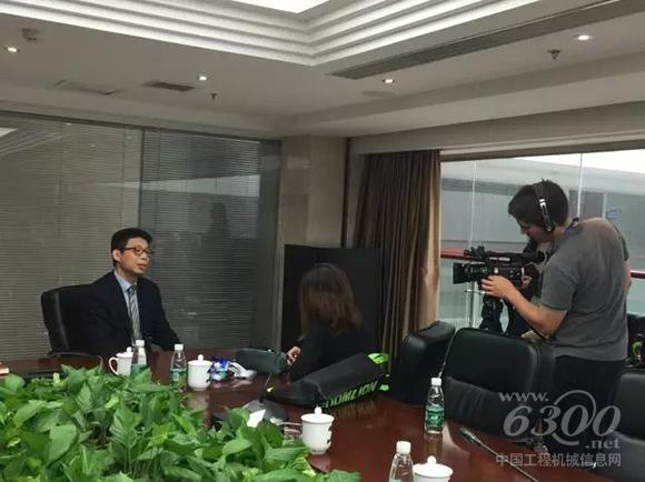 中聯重科海外公司總經理助理陶思陽接受到訪外媒記者的采訪