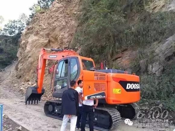 服務工程師為陳先生的司機講解斗山DX150LC-9C日常保養及維護事項