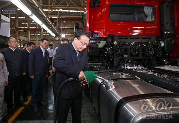 2016年5月23日，李克強到湖北十堰考察東風商用車重卡新工廠，在裝配生產線旁應邀為新型重卡加油